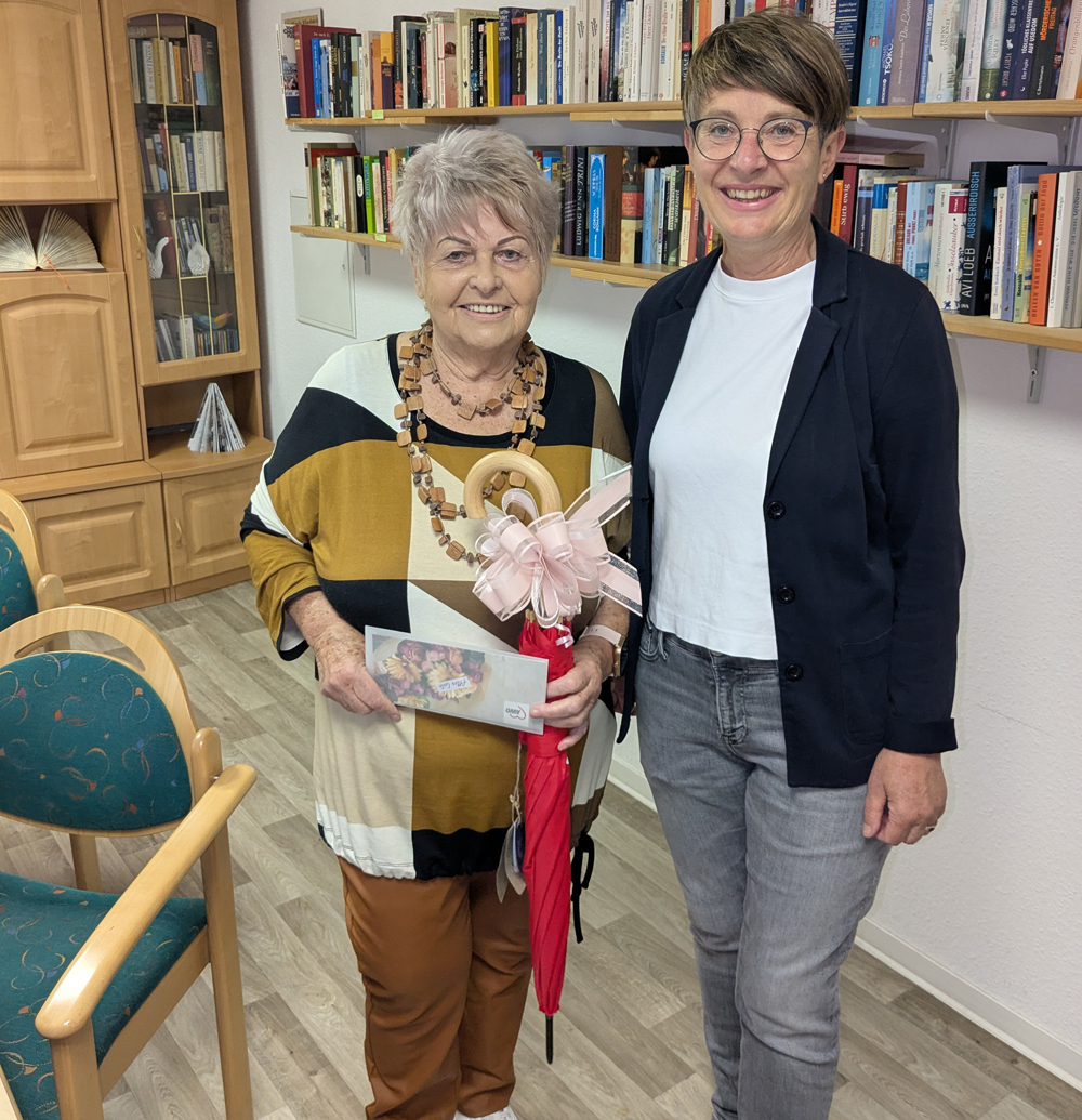 Zwei Frauen lächeln in die Kamera